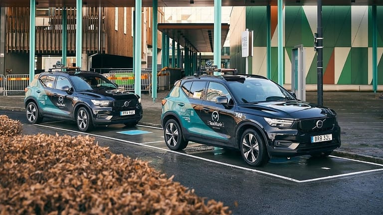 شركة Volvo تختبر قاعدات شحن لاسلكية لسيارات الأجرة الكهربائية